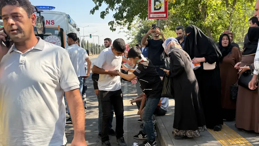 Halk otobüsü durağa daldı 