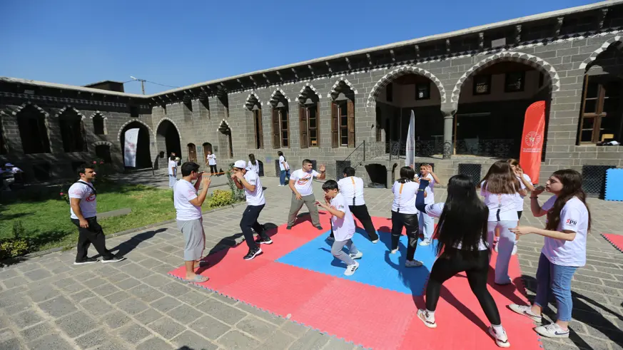 Diyarbakır'da tarihi mekanlar sporun ritmiyle canlandı