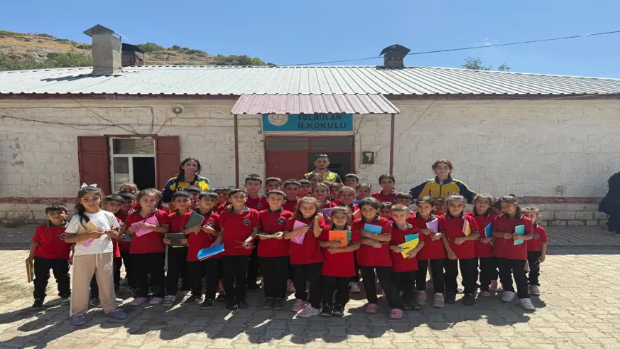 DOĞDUĞU TOPRAKLARI UNUTMADI, ÖĞRENCİLERE KIRTASİYE DESTEĞİNDE BULUNDU
