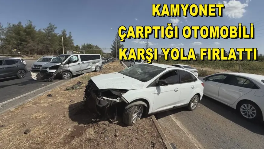Kamyonet, çarptığı otomobili karşı yola fırlattı