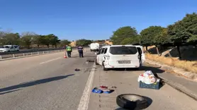 Kamyonet yol kenarında lastik değiştiren çifte çarptı
