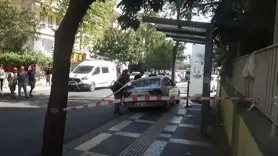 Otomobil durakta bekleyenlere çarptı