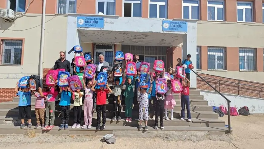 Hayırseverlerden öğrencilere kırtasiye malzemesi desteği