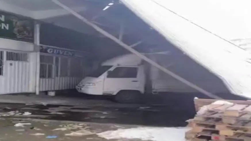 Diyarbakır'da yoğun kar çatıları devirdi