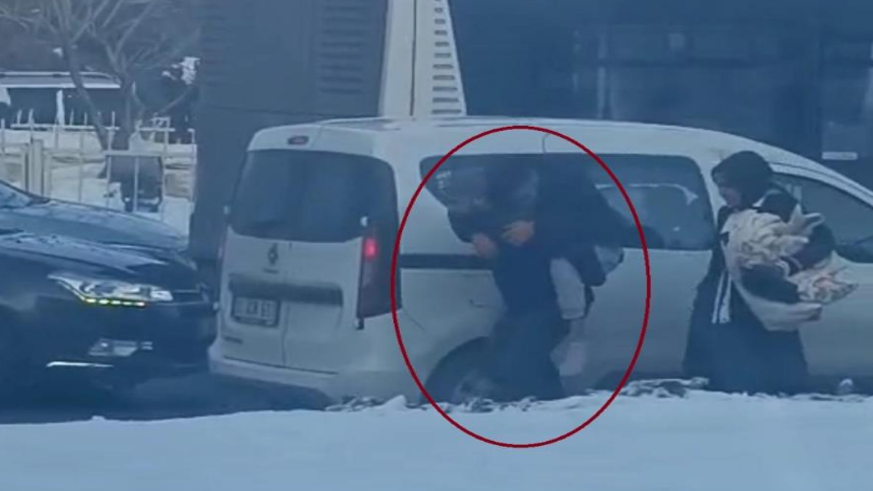 Tıkanan yolda hastasını sırtında taşıdı