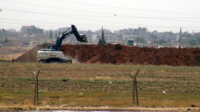 Nusaybin- Suriye sınırında hendek kazma çalışmaları sürüyor