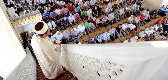 Cuma Hutbesi: Yaşlılara hürmet, ömrümüze bereket