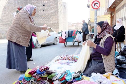 El işi çeyizliklerle geçimini sağlıyor 