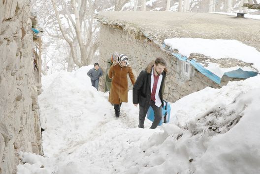 Tedavi için karlı yamaçları aşıyorlar