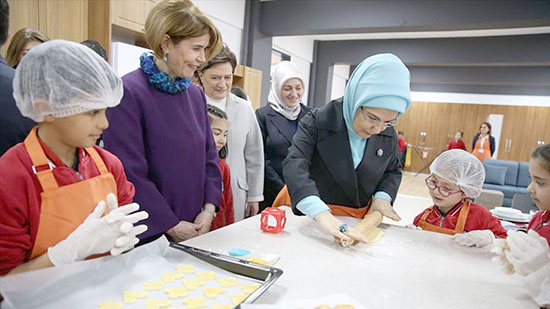 Emine Erdoğan, öğrencilerle kurabiye yaptı