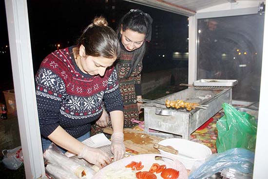 Gündüz ev kadını, gece iş kadını 