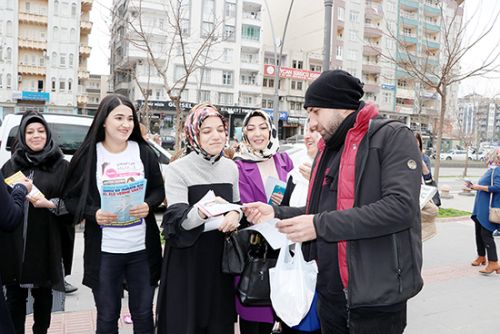 Kadın muhtar adayları birbirleri için oy istedi