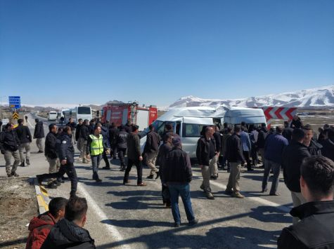 Van'da trafik kazası: 2 ölü, 15 yaralı