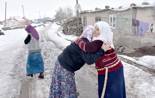 Yaşlı ve engellilerin gönüllerine dokunuyorlar