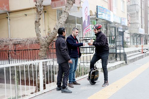 Babasına oyları böyle istiyor!