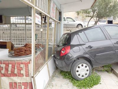 El freni çekilmeyen otomobil dükkana çarptı