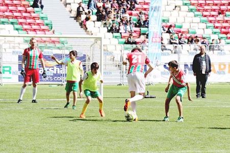 Şöhretler karması öğrencilerle maç yaptı