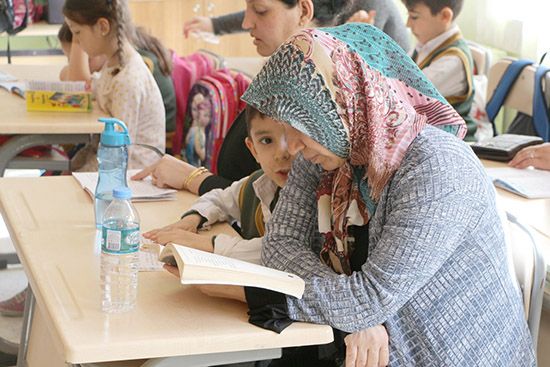 Veli, öğrencilerle kitap okuyor!