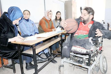 Engelli sporcular basketbol toplarıyla sandık başına gitti 