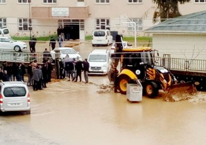 Oy kullanmaya, su birikintilerinin içinden yürüyerek gittiler