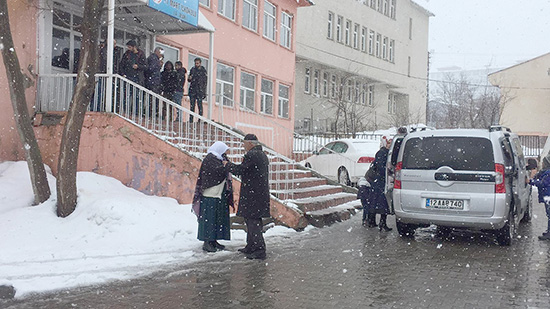 Kar yağışı altında oy kullanmaya gittiler 