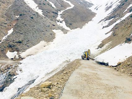 Sason'da çığ nedeniyle kapanan yol açıldı 