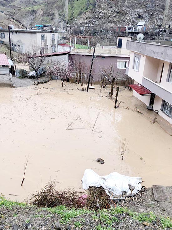 Uludere'de heyelan; evlere toprak aktı