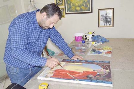 Çerçeve yaptığı resimlere özenip ressam oldu