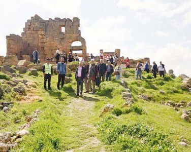 Zerzevan Kalesi’ne turist akını 