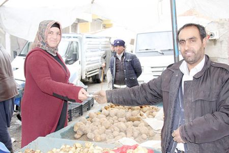 Ev kadını, yolda bulduğu parayı sahibine teslim etti