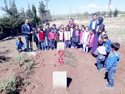 Arkadaşları Ömer'i mezarı başında andı