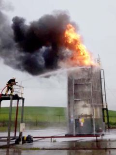 Yıldırım isabet eden petrol tankı alev aldı