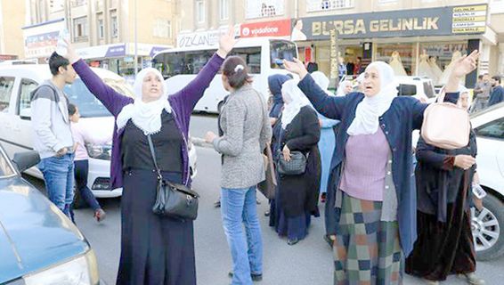 Tutuklu aileleri protesto etti!