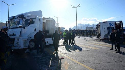 Bitlis'te yolcu otobüsü ile TIR çarpıştı: 34 yaralı