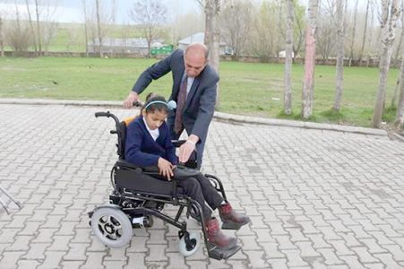 Engelli öğrenciye akülü tekerlekli sandalye 