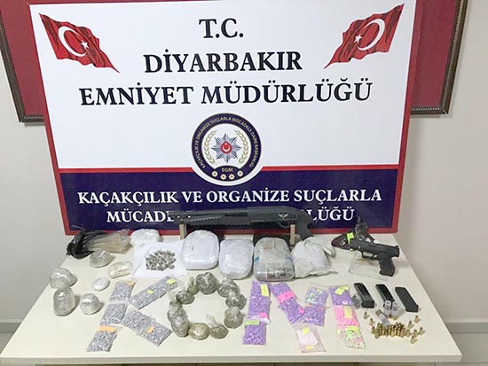 Evde uyuşturucu hap, esrar ve silahla yakalandı