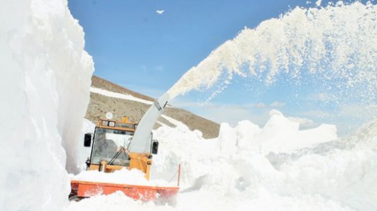 Muş'ta kar ve tipiden 6 aydır kapalı olan yol açıldı