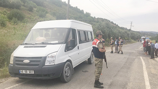 Okul servisi, elektrik direğine çarptı: 1 ölü, 1 yaralı