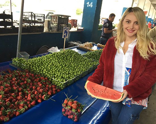 Diyetisyen, pazarda meyve sebzenin yararını anlattı