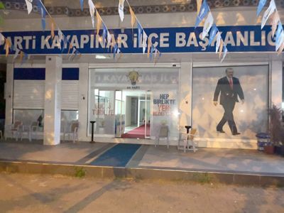 Ak Parti ilçe başkanlığına havai fişekli saldırı 