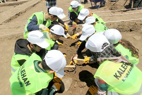 Öğrenciler, arkeolojik kazıya katıldı 