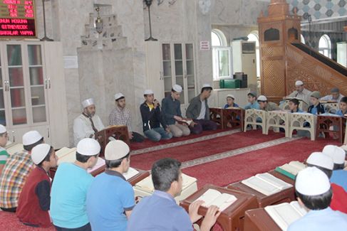 Kur'an-ı Kerim'i güzel okumayı çocuklara aşılıyor 