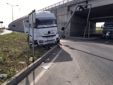 Uyuklayan şoför trafik ışıklarına çarptı 