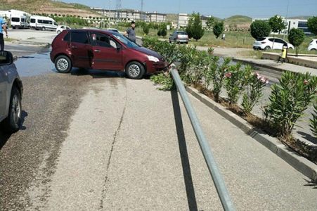 Öğrencileri taşıyan otomobil kaza yaptı: 2 yaralı