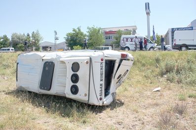 Yolcu minibüsü şarampole yuvarlandı: 1’i ağır 3 yaralı 