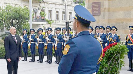 Azerbaycan'da Cumhuriyetin 101. yıl dönümü kutlanıyor