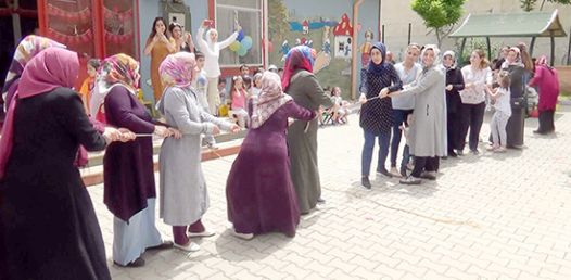 Annelerin halat çekme oyunu yerde sonlandı 