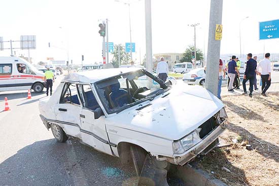 Otomobil ile motosiklet çarpıştı: 3 yaralı