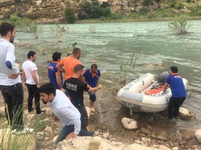 Serinlemek için girdiği çayda mahsur kalan şahsı AFAD kurtardı 