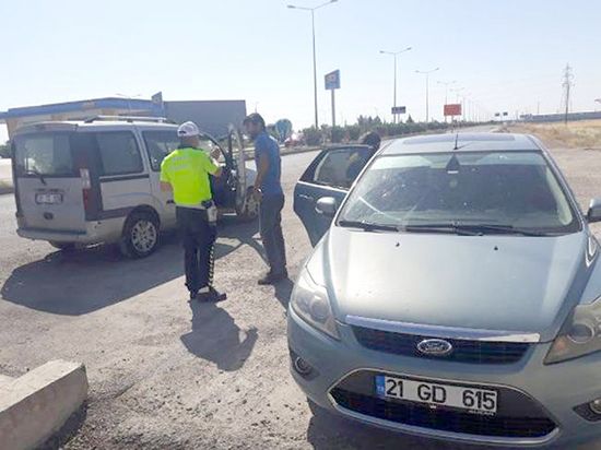 Polis memuru yardıma koştu